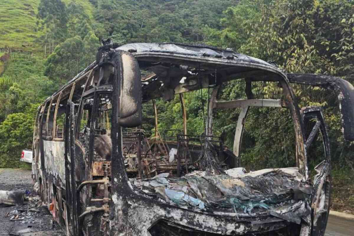 Incendian bus en vía Quibdó - Medellín: estudiantes universitarios entre las víctimas