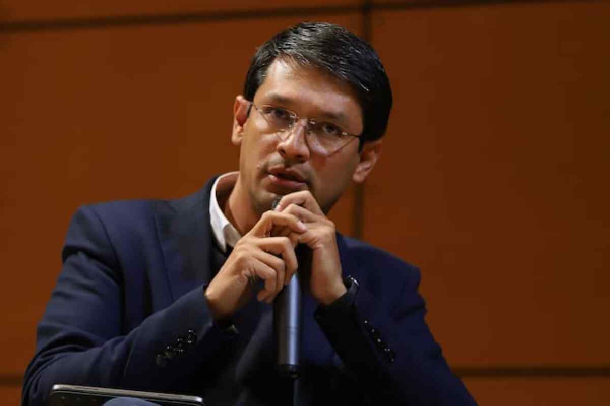 🎥 ¡Camilo Romero multado, pero sigue como embajador! La Procuraduría ratifica suspensión por su tiempo como gobernador de Nariño. Conoce qué pasó y por qué la sanción no lo apartará del cargo. #NoticiasColombia #Procuraduría