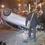 Cámaras captan aparatoso accidente en Bogotá: Vehículo vuelca y casi arrolla a pareja