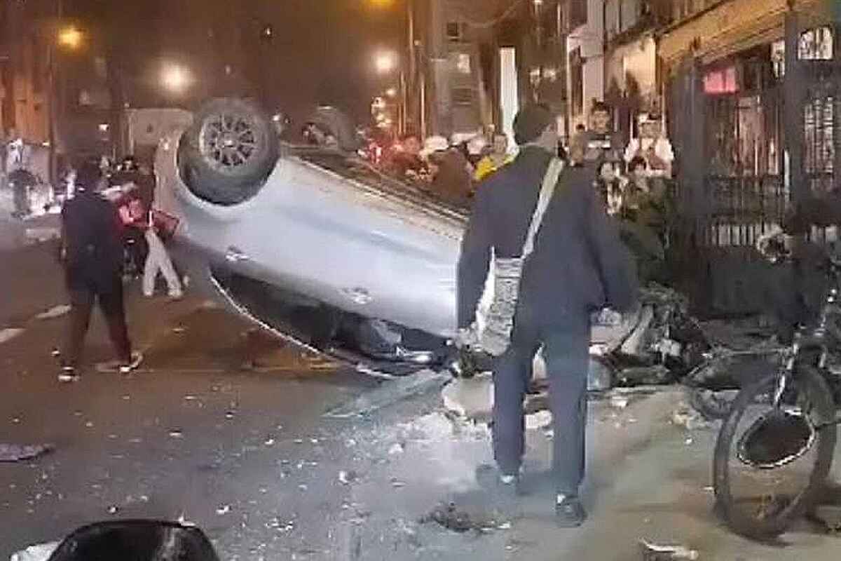 Cámaras captan aparatoso accidente en Bogotá: Vehículo vuelca y casi arrolla a pareja