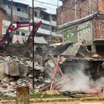 Medellín derriba casa construida ilegalmente en espacio público de Aranjuez