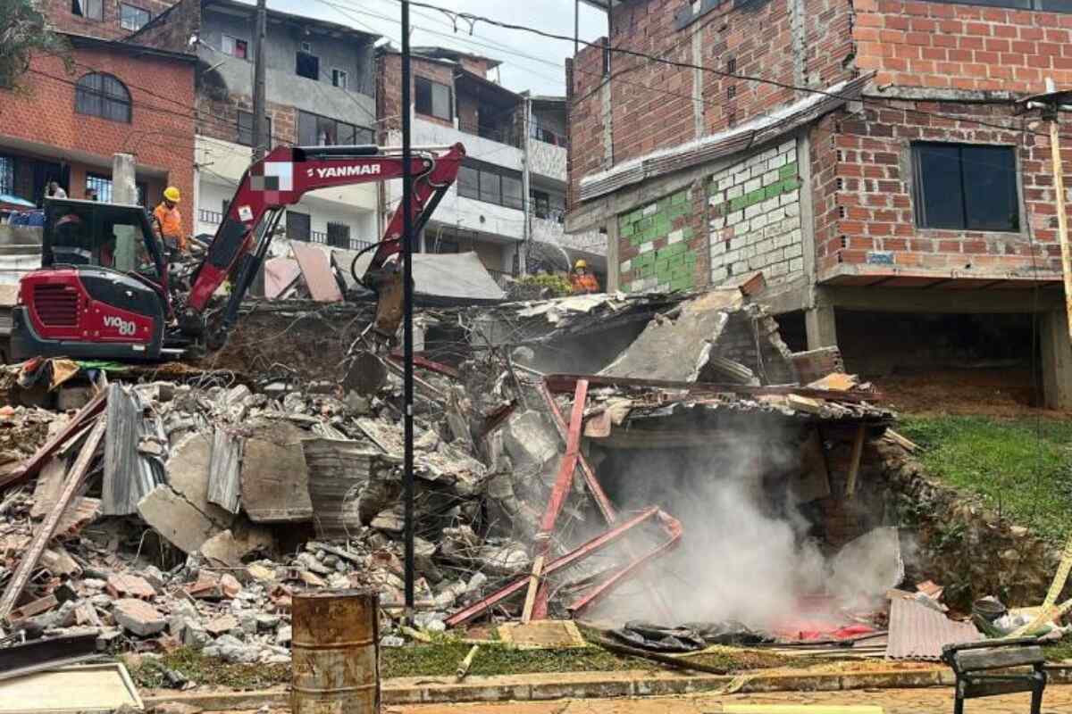 Medellín derriba casa construida ilegalmente en espacio público de Aranjuez