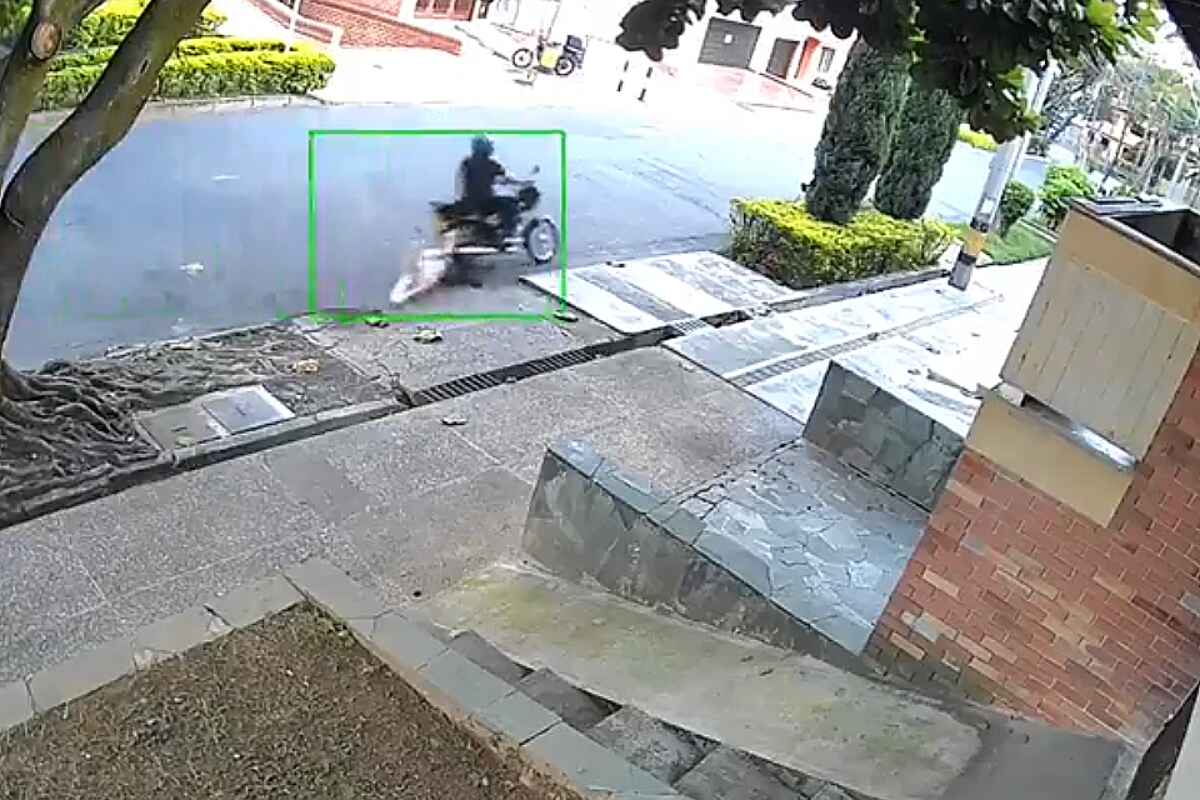 Horror en Medellín: Ladrón arrastra a mujer por las calles en brutal asalto