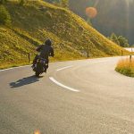 Conduce tu moto de forma segura en curvas y pendientes: técnicas esenciales