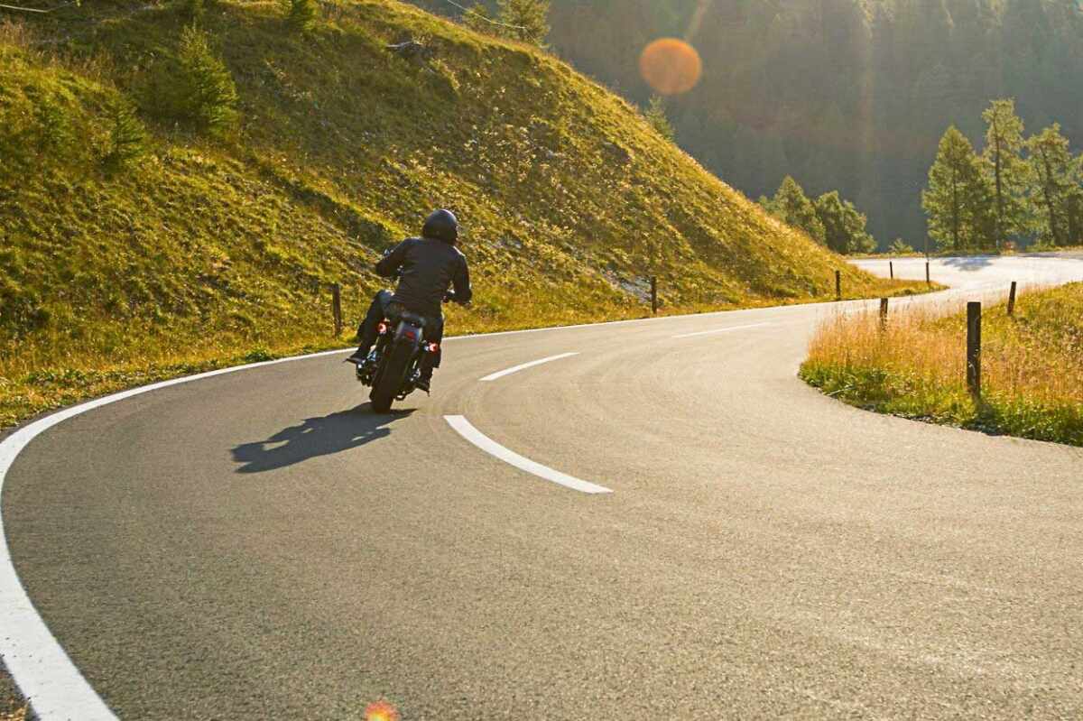 Conduce tu moto de forma segura en curvas y pendientes: técnicas esenciales