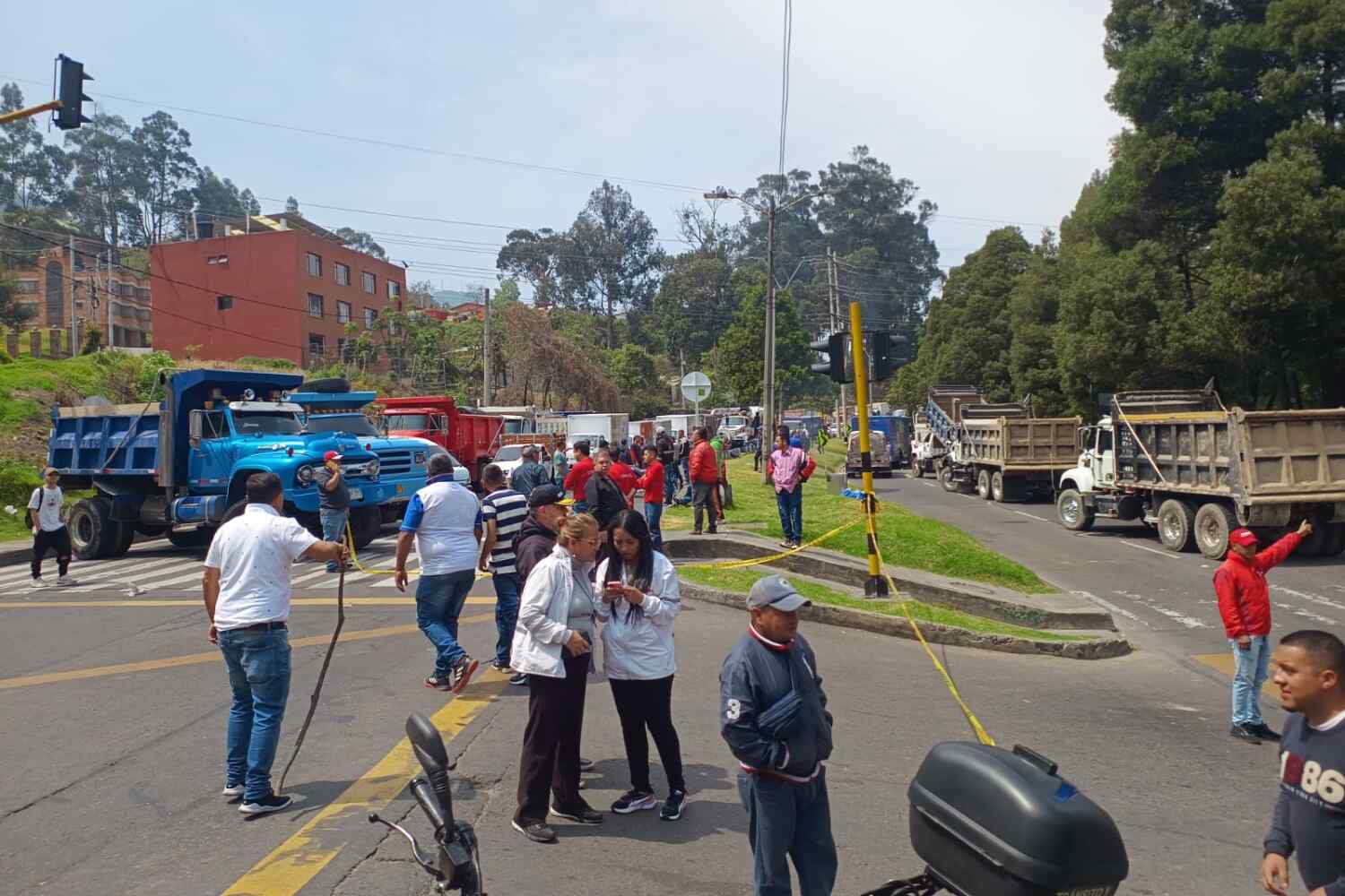 Colombia en crisis: Paro camionero paraliza el país y genera caos en las vías-Abastecimiento de gasolina en Bogotá podría agotarse en días por bloqueos del paro camionero