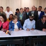 ¡Fin al paro camionero! Gobierno y transportadores firman acuerdo histórico por aumento del ACPM