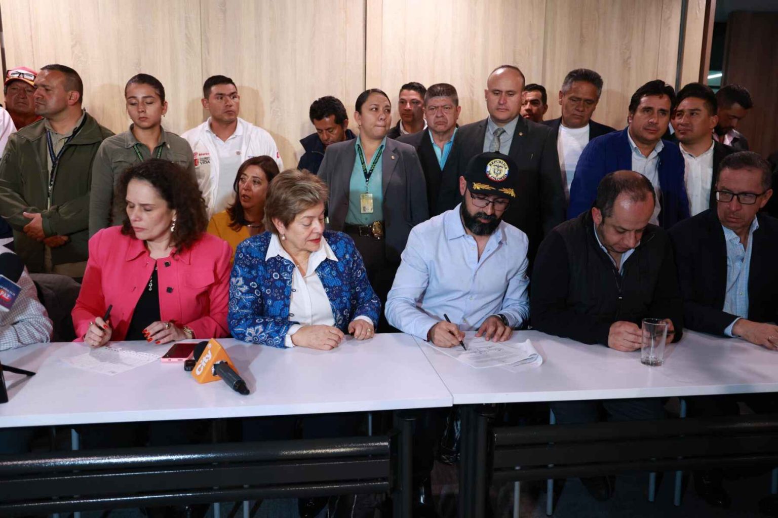 ¡Fin al paro camionero! Gobierno y transportadores firman acuerdo histórico por aumento del ACPM