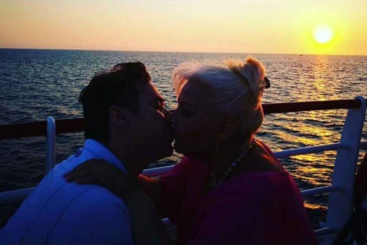 "Un mar de lágrimas": Polilla recoge las cenizas de La Gorda Fabiola y conmueve a sus seguidores con su dolorosa despedida
