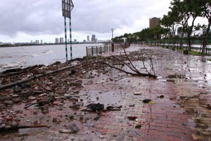 Al menos dos muertos y 15.000 viviendas inundadas por la tormenta Trami en Vietnam