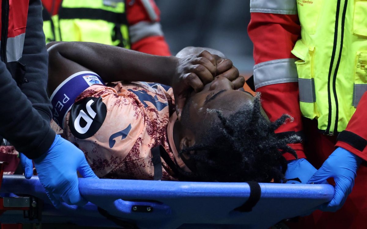 Duván Zapata sufre una lesión de rodilla y abandona San Siro en camilla y entre lágrimas
