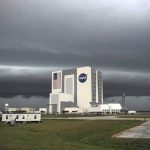 El Centro Espacial Kennedy de Florida cierra ante la inminente llegada del huracán Milton