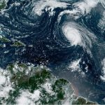 El huracán de categoría 4 Kirk y tormenta Leslie avanzan en aguas abiertas del Atlántico