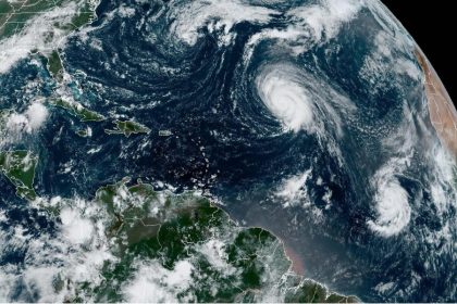 El huracán de categoría 4 Kirk y tormenta Leslie avanzan en aguas abiertas del Atlántico