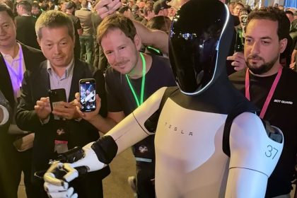 El robot humanoide de Tesla presentado con el Cybercab era controlado remotamente