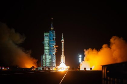 La nave tripulada Shenzhou-19 se acopla con éxito a la estación espacial Tiangong