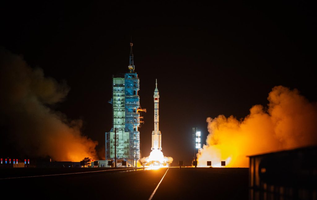 La nave tripulada Shenzhou-19 se acopla con éxito a la estación espacial Tiangong