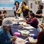 Migrantes varados en la frontera norte de México hallan en el arte un sustento económico