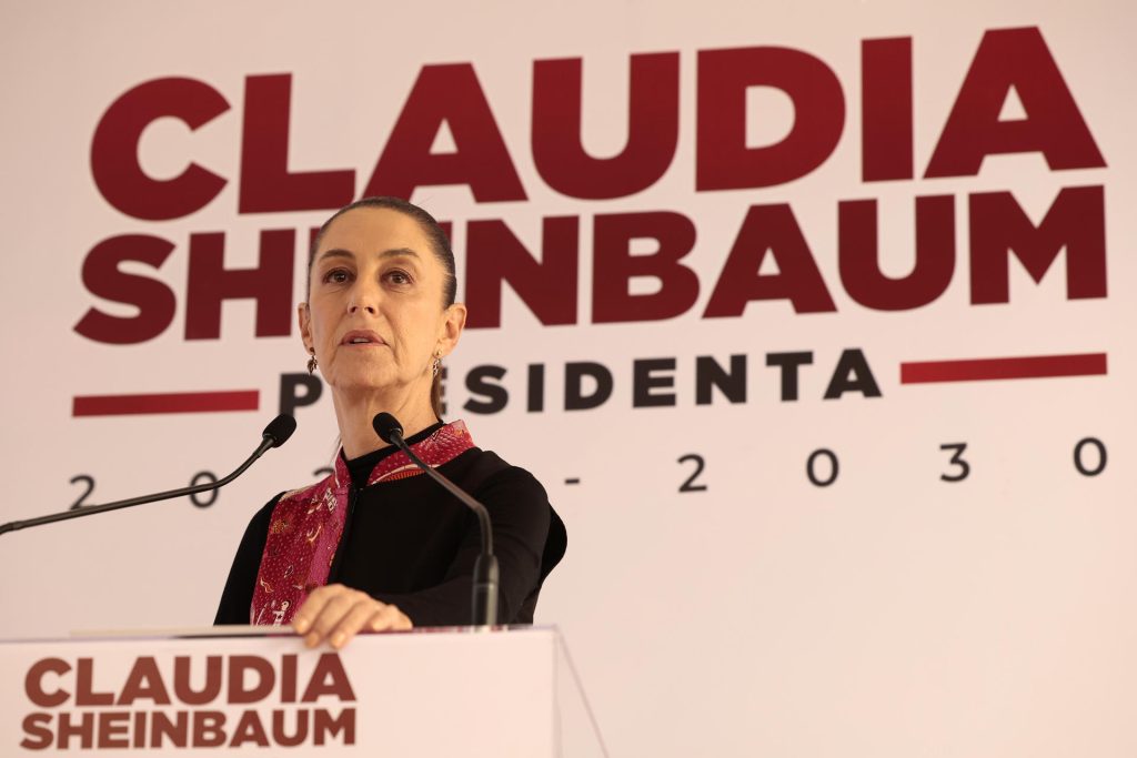 Sheinbaum afirma a los industriales que habrá obra pública en 2025 pese a bajar el déficit