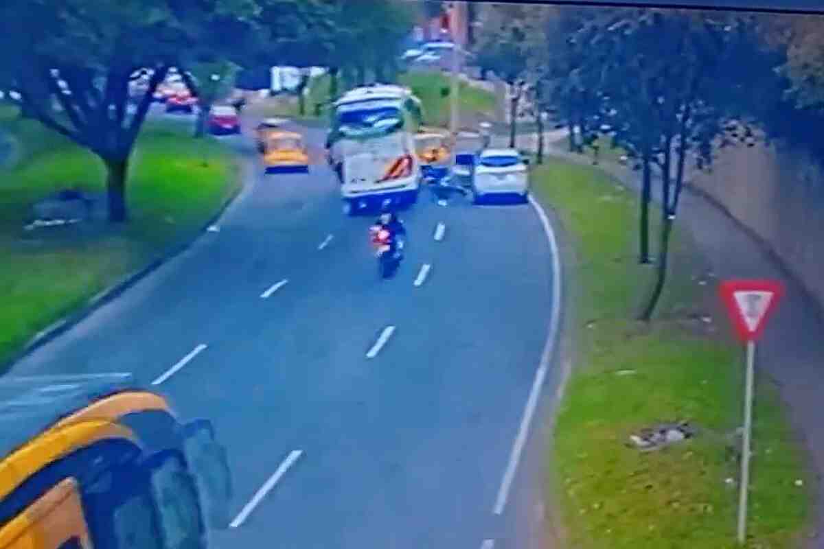 Video impactante: Motociclista muere arrollado en Bogotá tras ser golpeado por puerta de vehículo