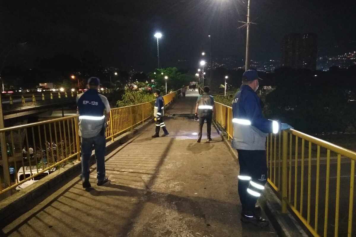 Medellín busca a dos habitantes de calle señalados de atacar con piedras a conductores