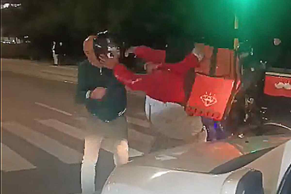 Adulto mayor fue brutalmente agredido por un repartidor de Rappi en el norte de Bogotá. El video del incidente se ha hecho viral. Las autoridades ya investigan el caso