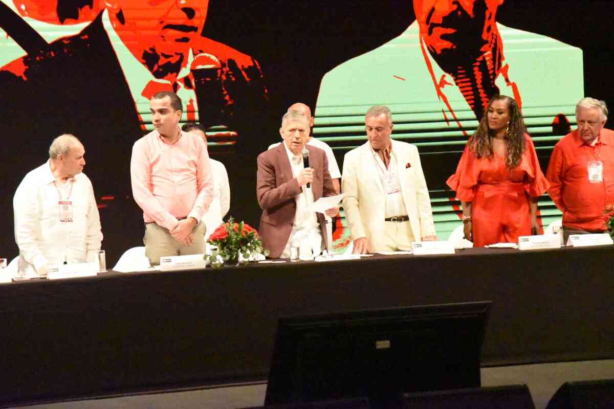 cesar Gaviria reelecto en partido liberal colombiano -convención