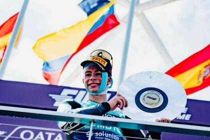 Valentino Rossi presente en el podio: David Alonso rinde homenaje a su ídolo con un récord