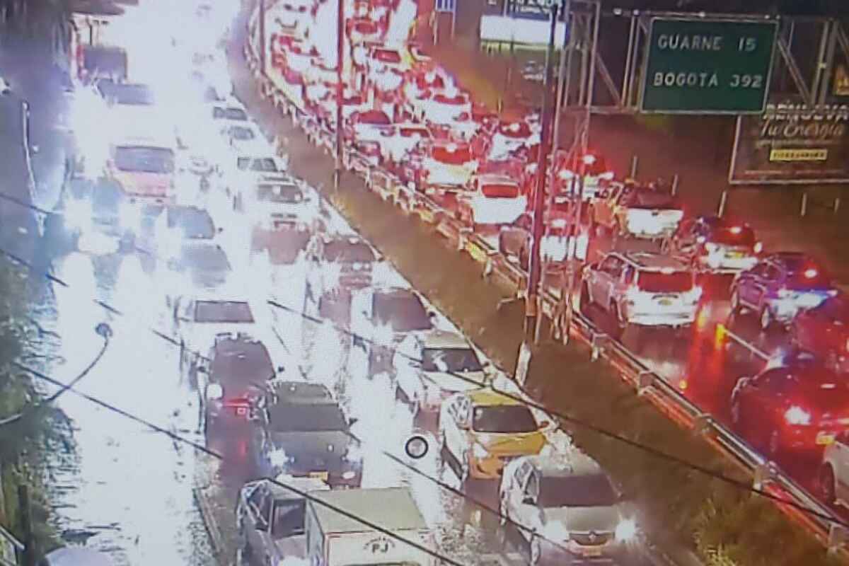 Caos vial en la glorieta del Aeropuerto JMC afecta el Túnel de Oriente: largas filas y retrasos