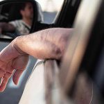 Multa por sacar el codo en la ventana del auto: ¿Es legal en Colombia?