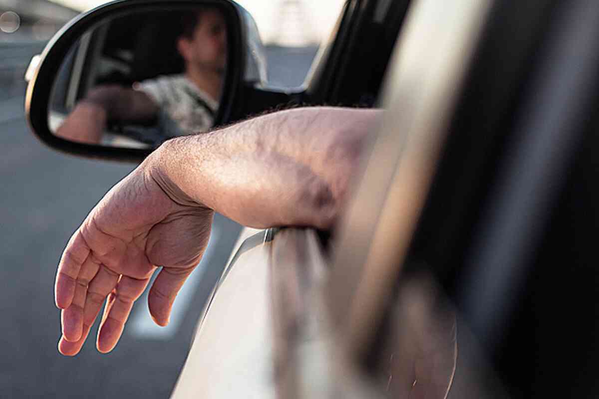 Multa por sacar el codo en la ventana del auto: ¿Es legal en Colombia?