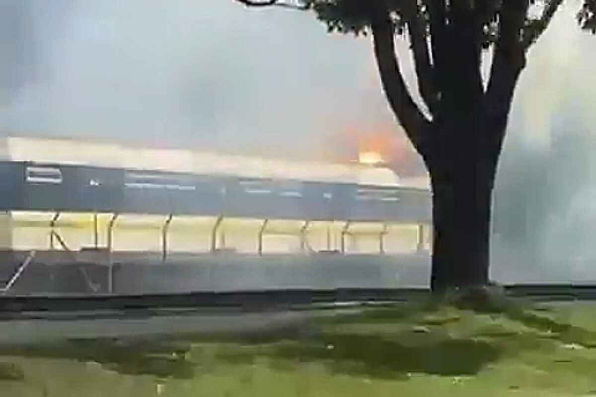 Incendio en catenaria del Metro de Medellín genera caos y restricciones en el servicio
