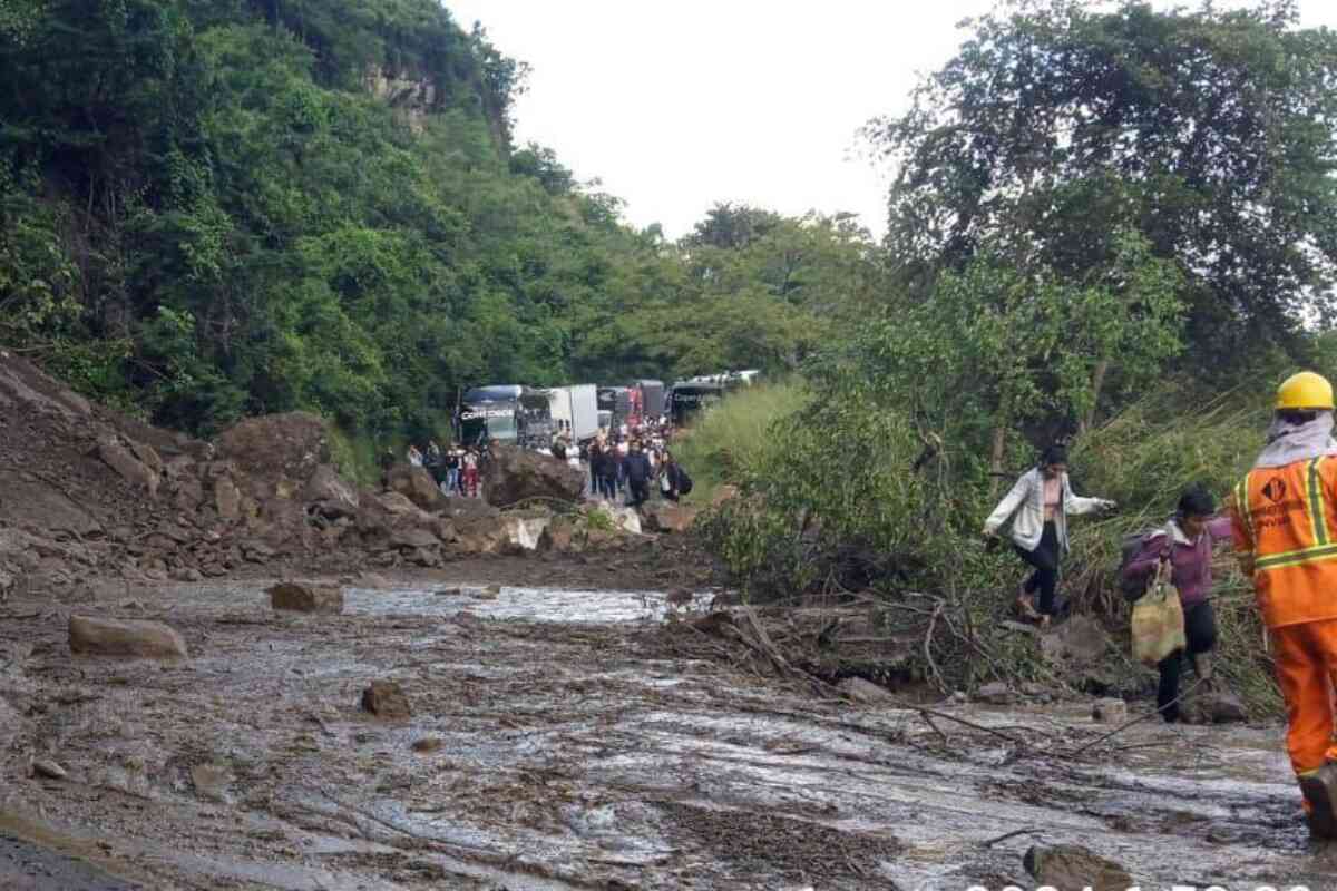 derrumbe el raizón, via bucaramanga-bogotá en Santander