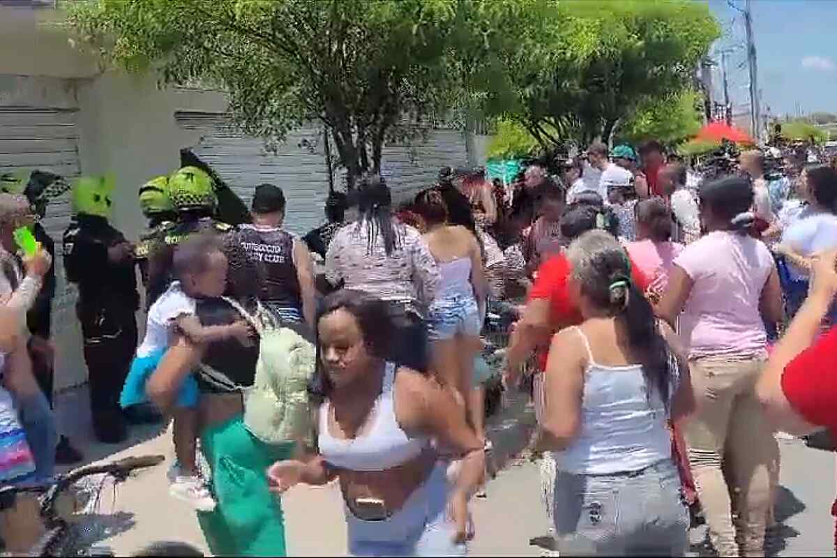 Furia en Candelaria: Turba incendia la casa del presunto asesino de Sofía Delgado