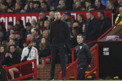 1-1. Van Nistelrooy no hace milagros en la 'Premier'