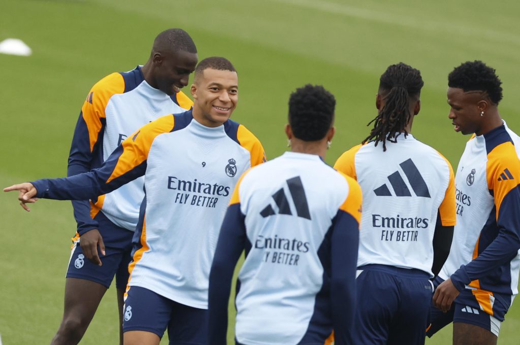 Ancelotti asegura que no habla con Mbappé sobre su ausencia con Francia