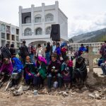 Campesinos ecuatorianos acuden a los cementerios con la mejor comida para sus difuntos