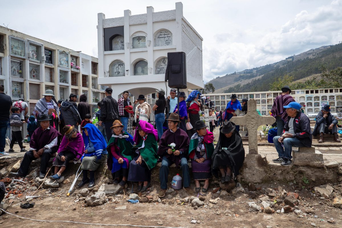 Campesinos ecuatorianos acuden a los cementerios con la mejor comida para sus difuntos
