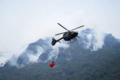 Ecuador redobla esfuerzos para extinguir las llamas en el paraíso andino del Cajas