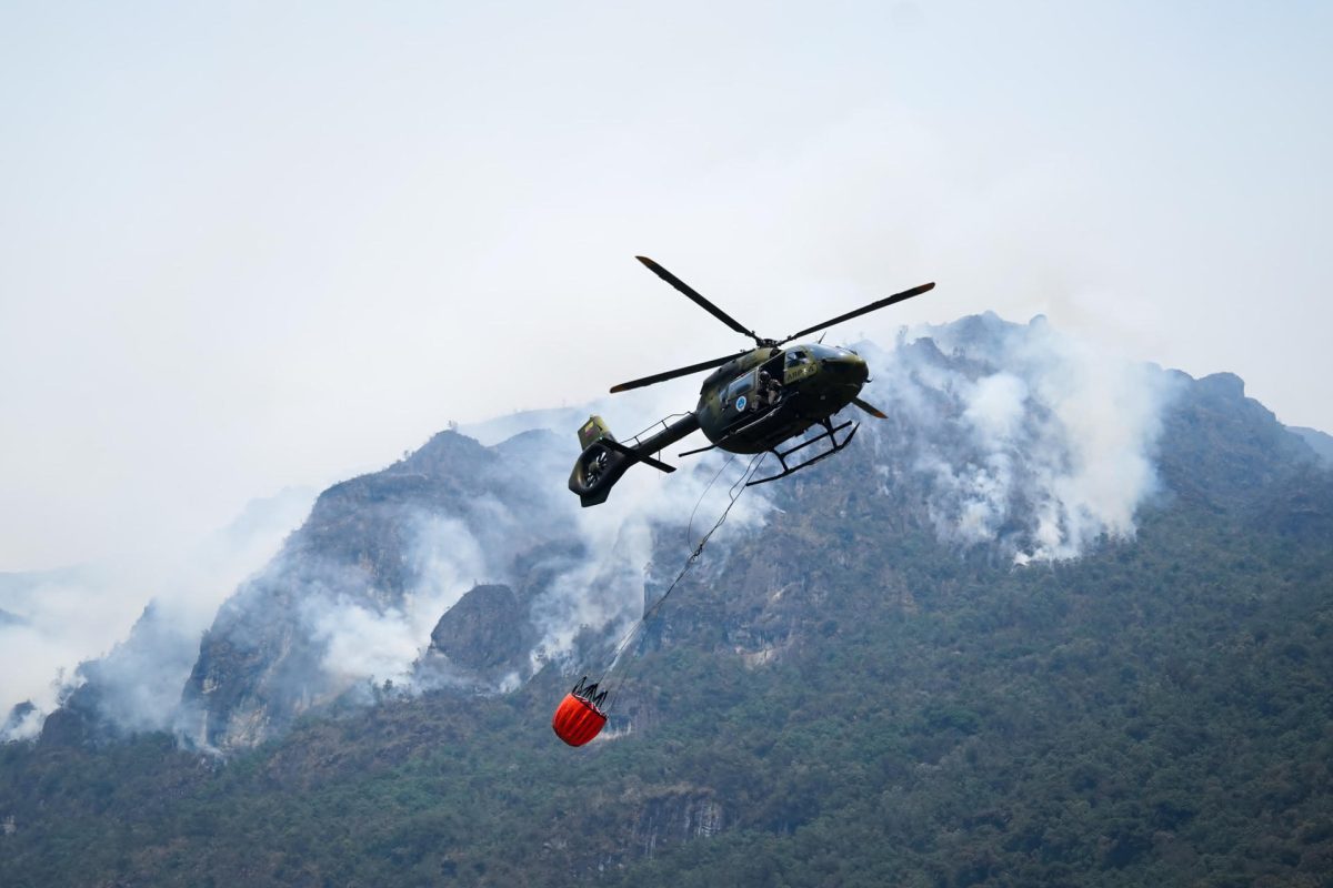 Ecuador redobla esfuerzos para extinguir las llamas en el paraíso andino del Cajas
