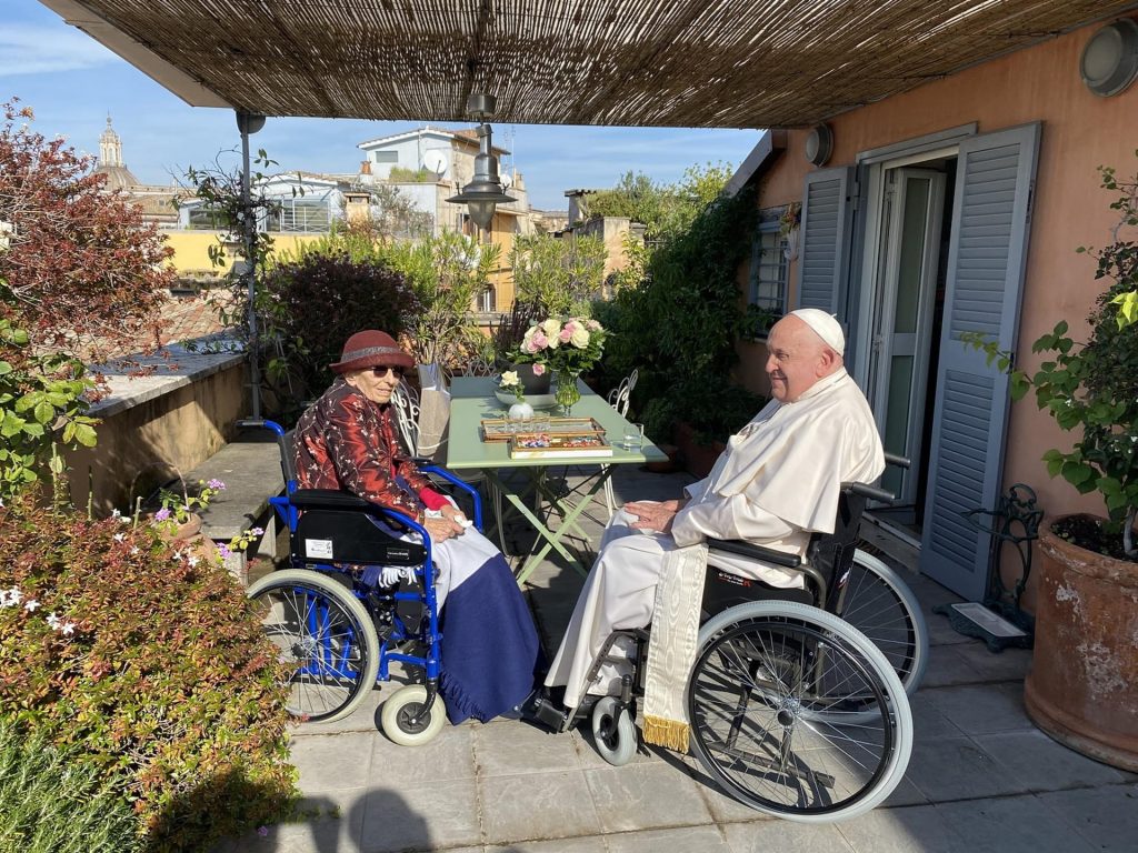 El papa visita a la histórica líder radical Emma Bonino en su casa en el centro de Roma