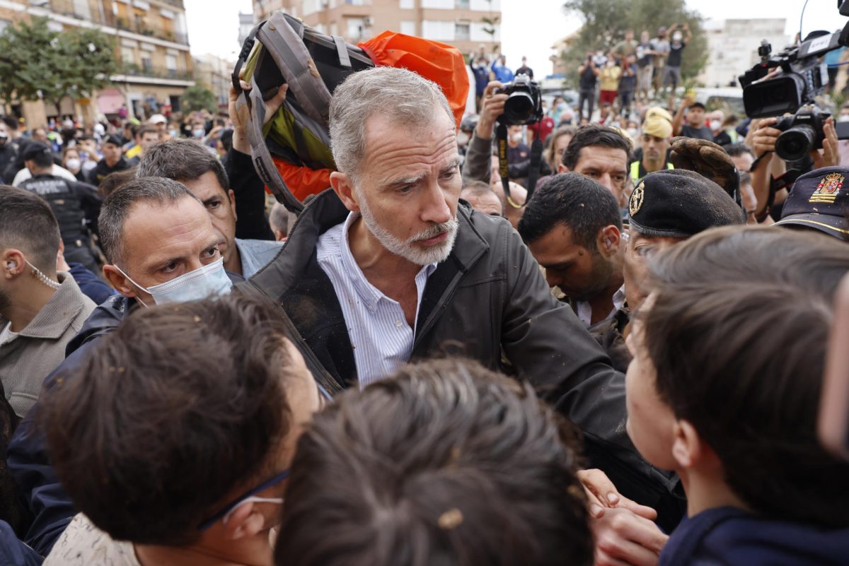 El rey de España dice que hay que entender el enfado en ciudades afectadas por temporal