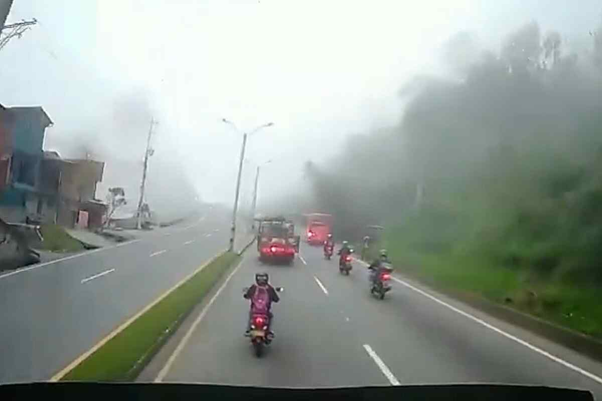 Accidente múltiple en la vía Medellín-Bogotá deja tres motociclistas heridos