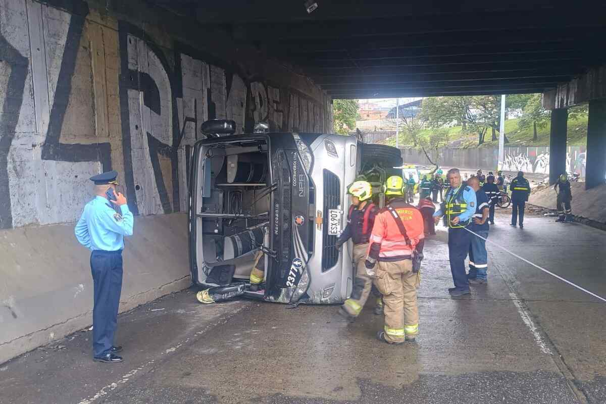Accidente de bus escolar en Medellín deja 10 niños heridos. El vehículo se dirigía a un concurso de baile