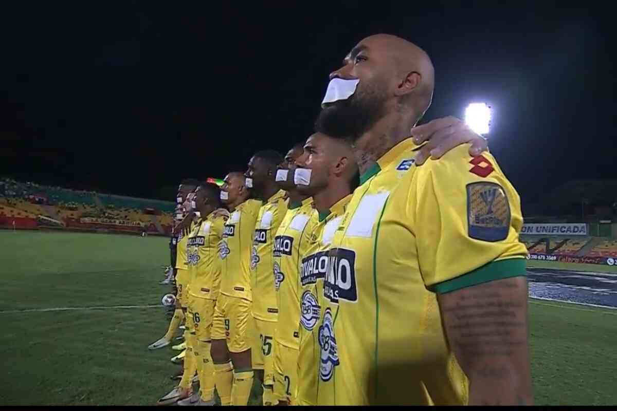 11 jugadores de Bucaramanga sancionados por protestar con cinta en la boca