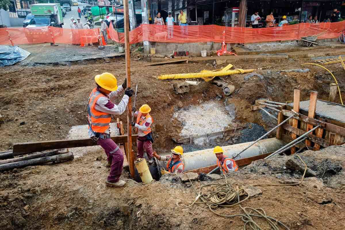 EPM repara tubería dañada en Santa Cruz y restablece el servicio de agua a miles de medellinenses