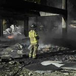 Incendio en Medellín por globo de mecha afecta bodega y vehículos en Las Violetas