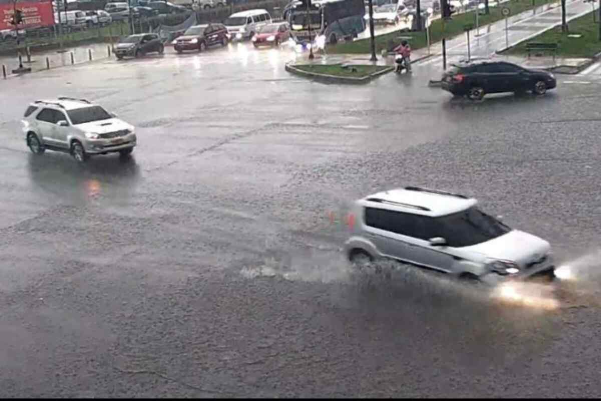 Emergencia en Bogotá: Fuertes lluvias provocan inundaciones y caos vial