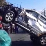 Mujer escapa de tragedia tras caer con su vehículo a quebrada en Itagüí