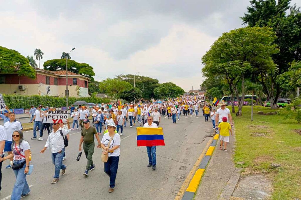 Protestas contra el gobierno Petro movilizan a miles en Medellín y otras ciudades de Colombia
